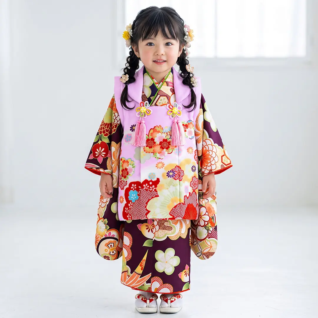 深紫地に四季花と七宝、藤色の被布コートセット／七五三・三歳女の子／着用イメージ