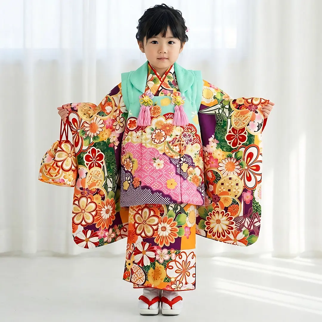 紫や山吹色の市松に折り鶴、エメラルドグリーンの被布コートセット／七五三・三歳女の子／着用イメージ