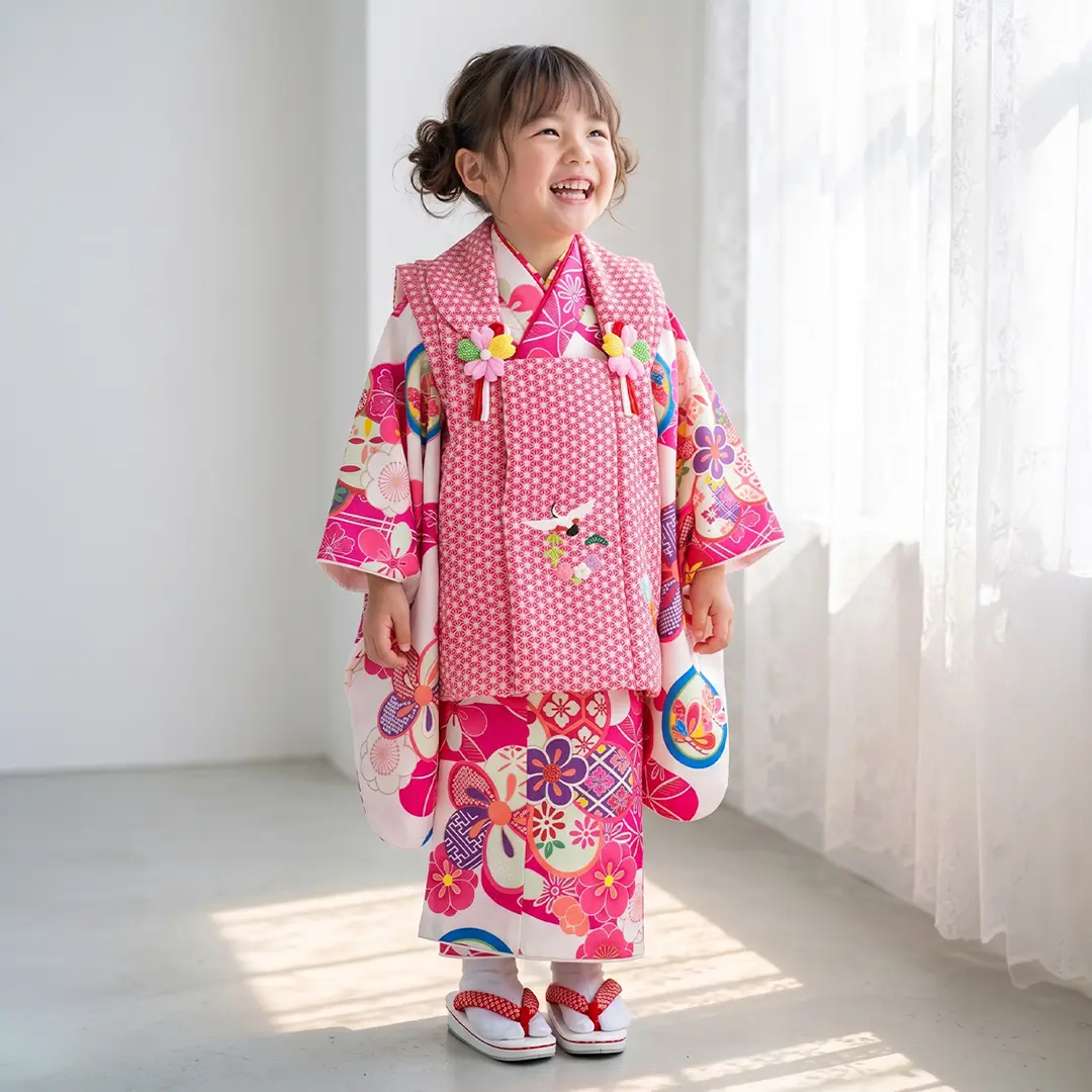 白地に濃いピンクと丸紋、赤の被布コートセット／七五三・三歳女の子／着用イメージ