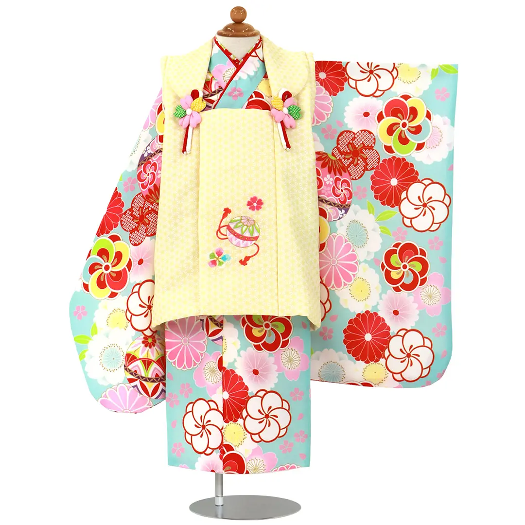 水色地にねじ梅と桜、鞠の着物、黄色の麻の葉模様の被布コートセット／七五三・三歳女の子／正面