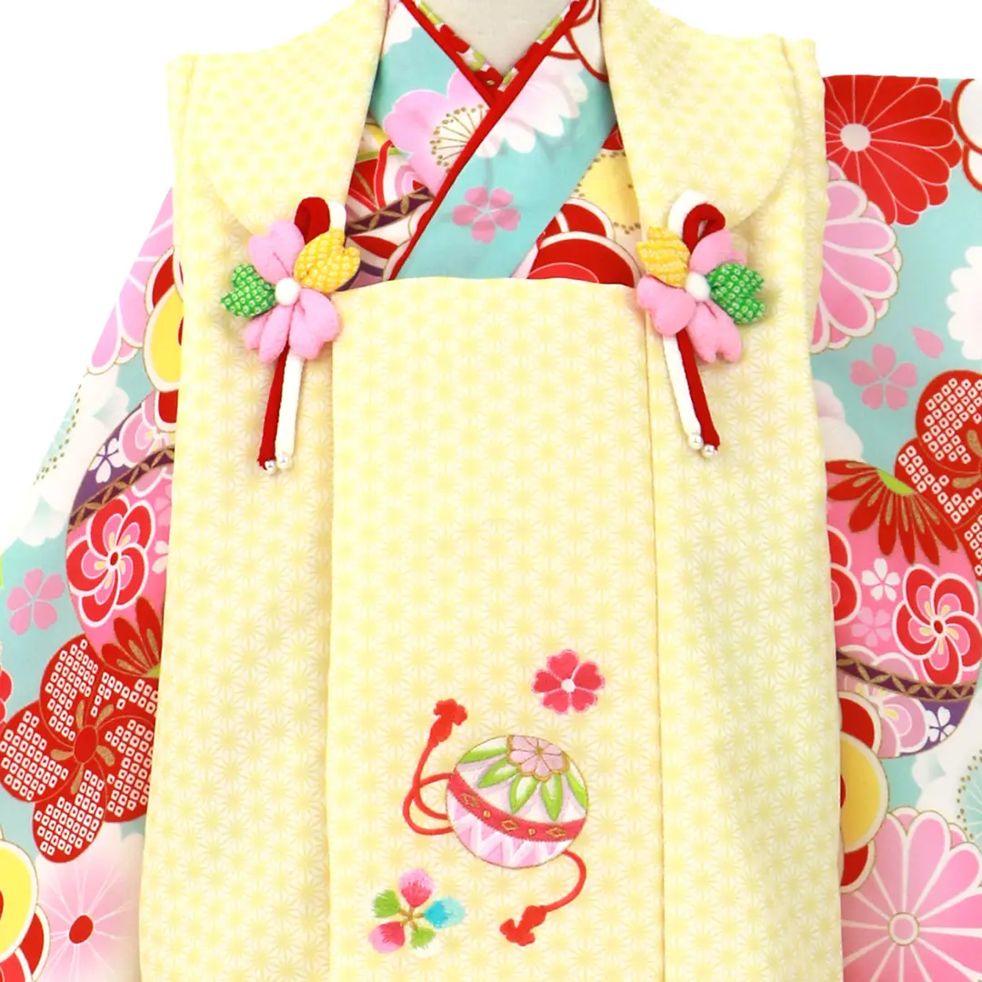 水色地にねじ梅と桜、鞠の着物、黄色の麻の葉模様の被布コートセット／七五三・三歳女の子／被布詳細
