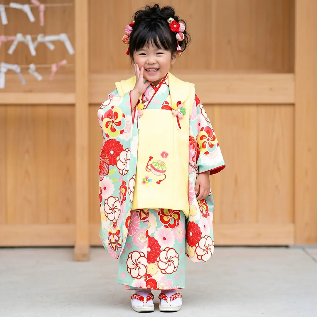 水色地にねじ梅と桜、鞠の着物、黄色の麻の葉模様の被布コートセット／七五三・三歳女の子／着用イメージ