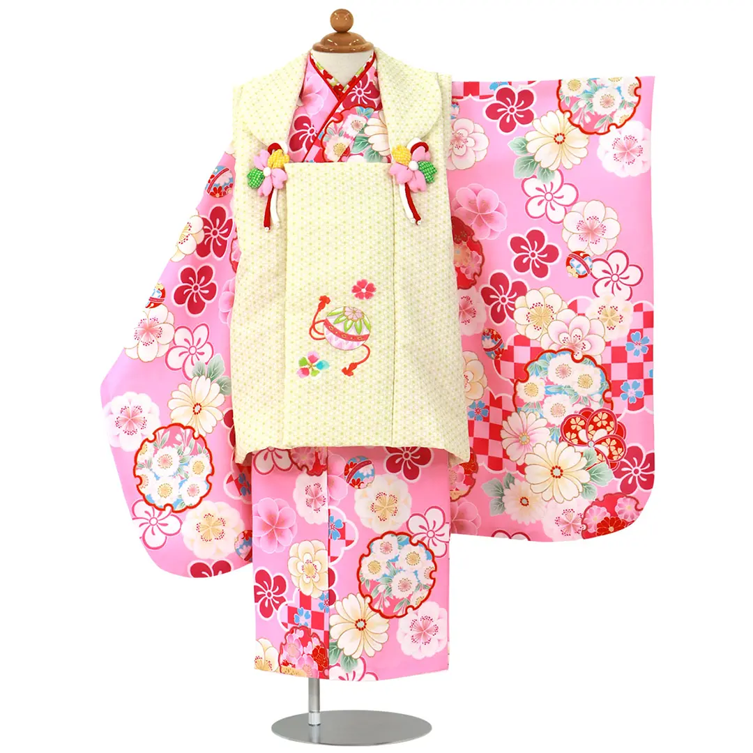 濃いピンク地にねじ梅と桜、鞠の着物、黄色の麻の葉模様の被布コート