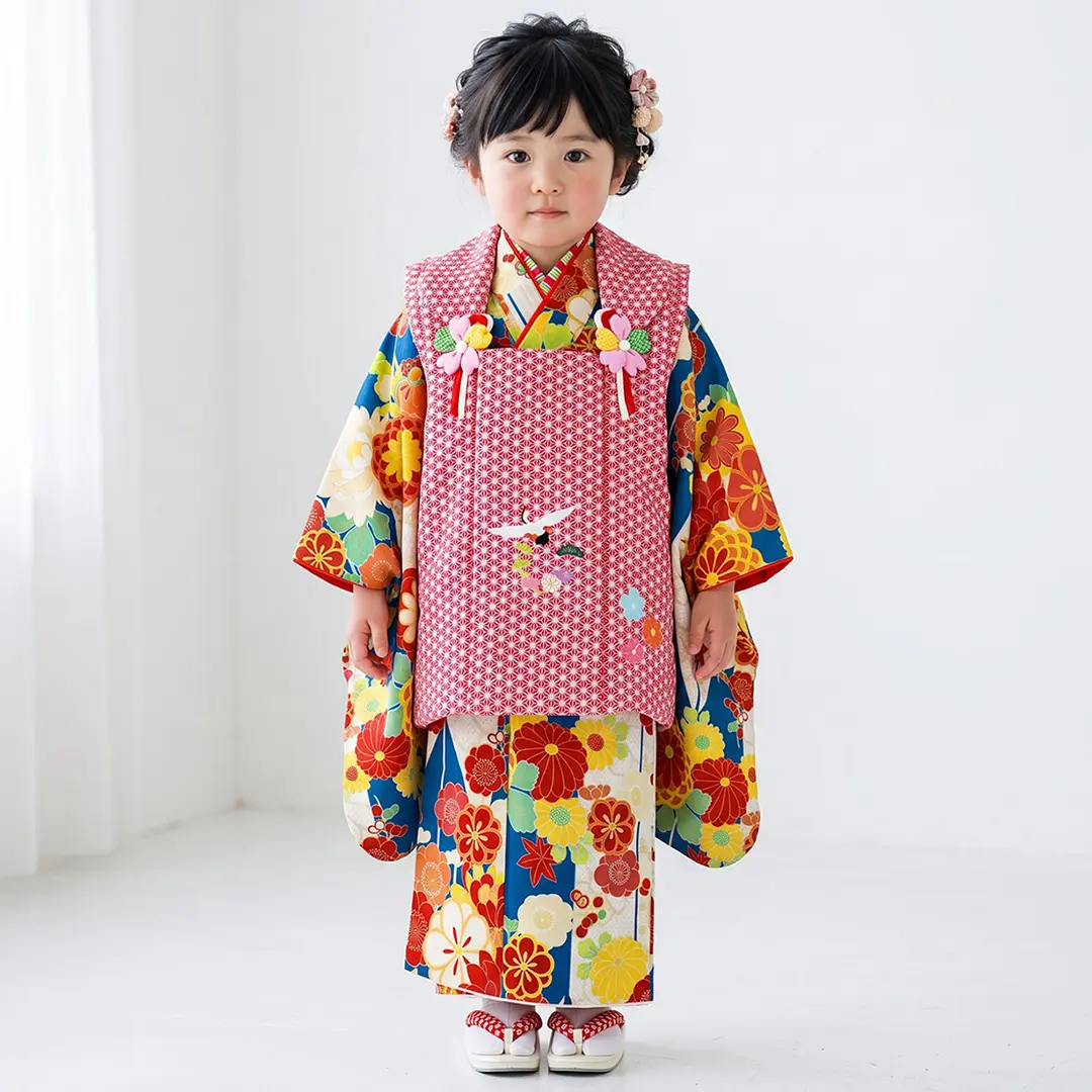 青の矢絣にダリア、赤の被布コートセット／七五三・三歳女の子／着用イメージ