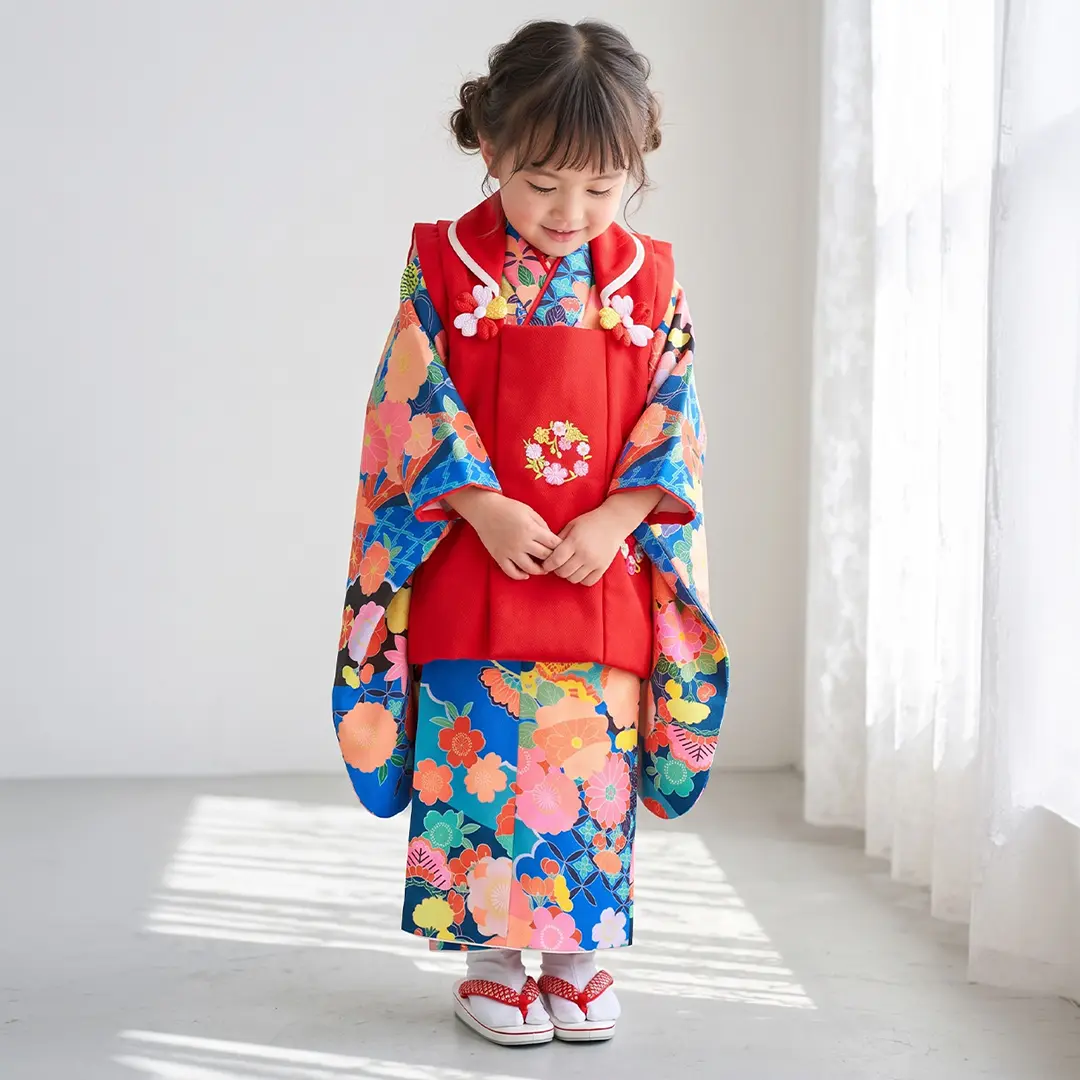 紺地に七宝と四季花、赤の被布コートセット／七五三・三歳女の子／着用イメージ