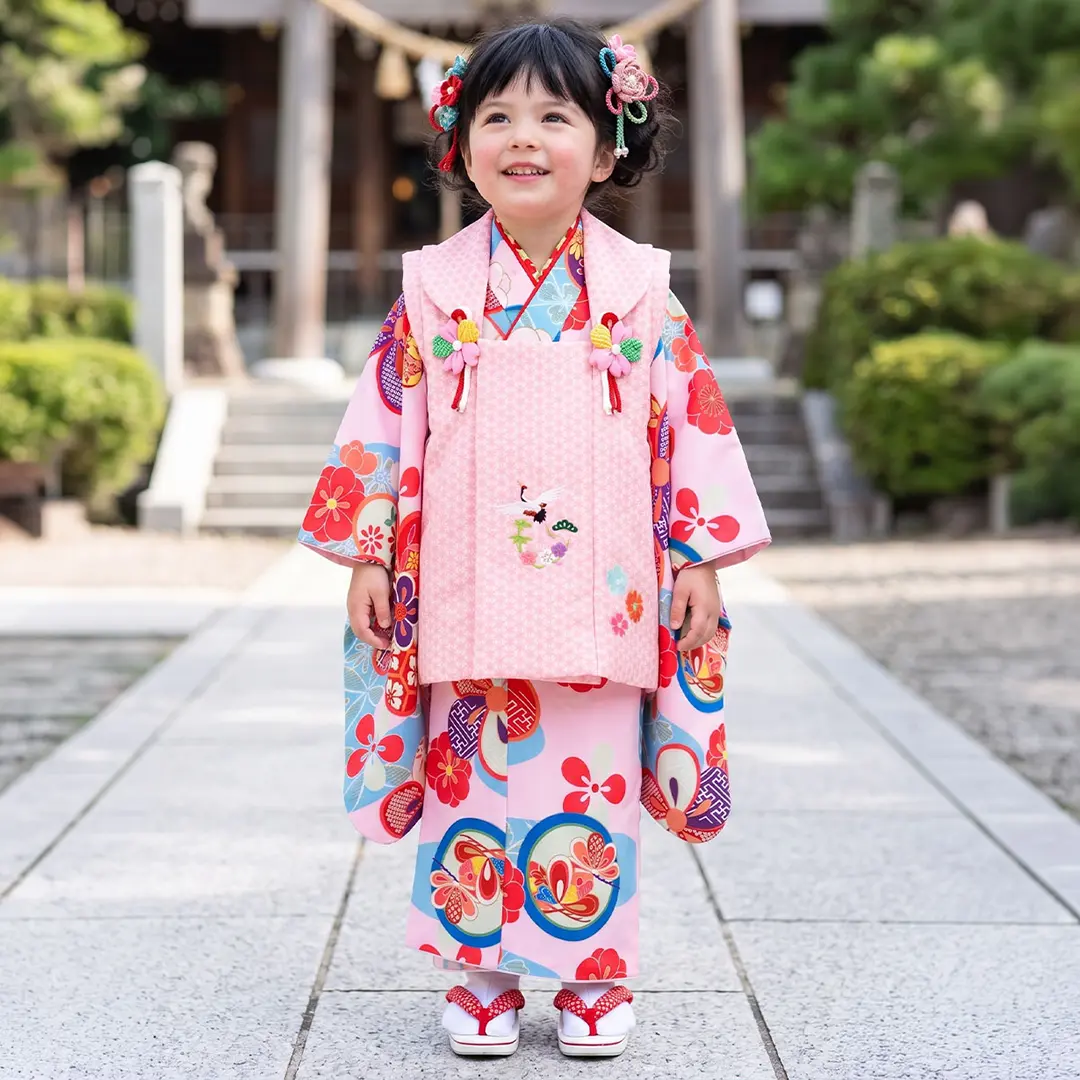 桜色地に水色と丸紋、ピンクの麻の葉の被布コートセット／七五三・三歳女の子／着用イメージ