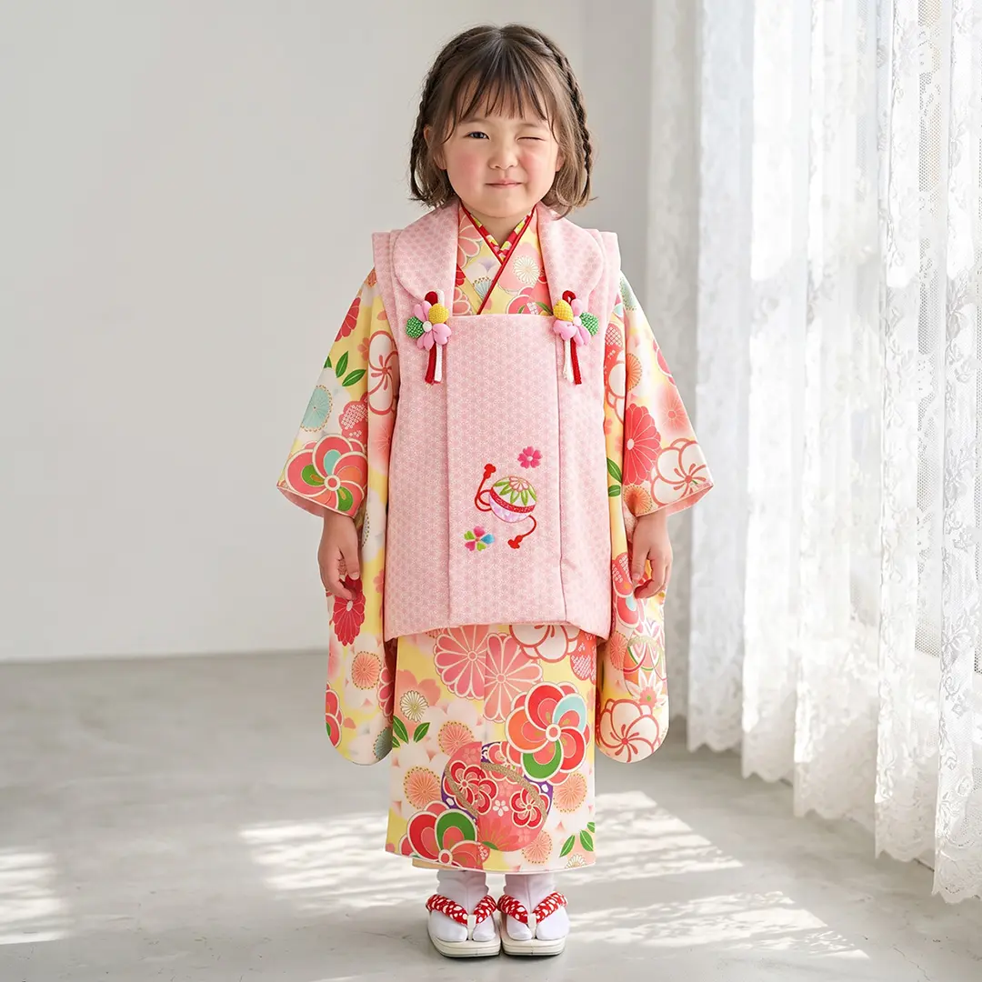 薄黄色にねじ梅と桜、鞠の着物、ピンクの麻の葉の被布コートセット／七五三・三歳女の子／着用イメージ