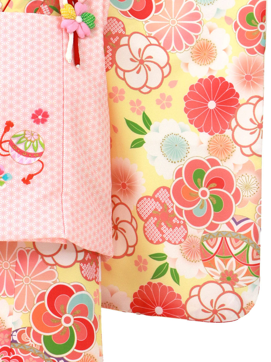 薄黄色にねじ梅と桜 鞠の着物 ピンクの麻の葉の被布コートセット 七五三 三歳女の子