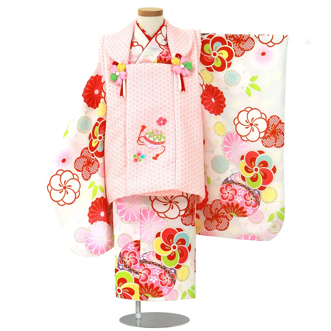 白地にねじ梅と桜、鞠の着物、ピンクの麻の葉の被布コートセット／七五三・三歳女の子／正面