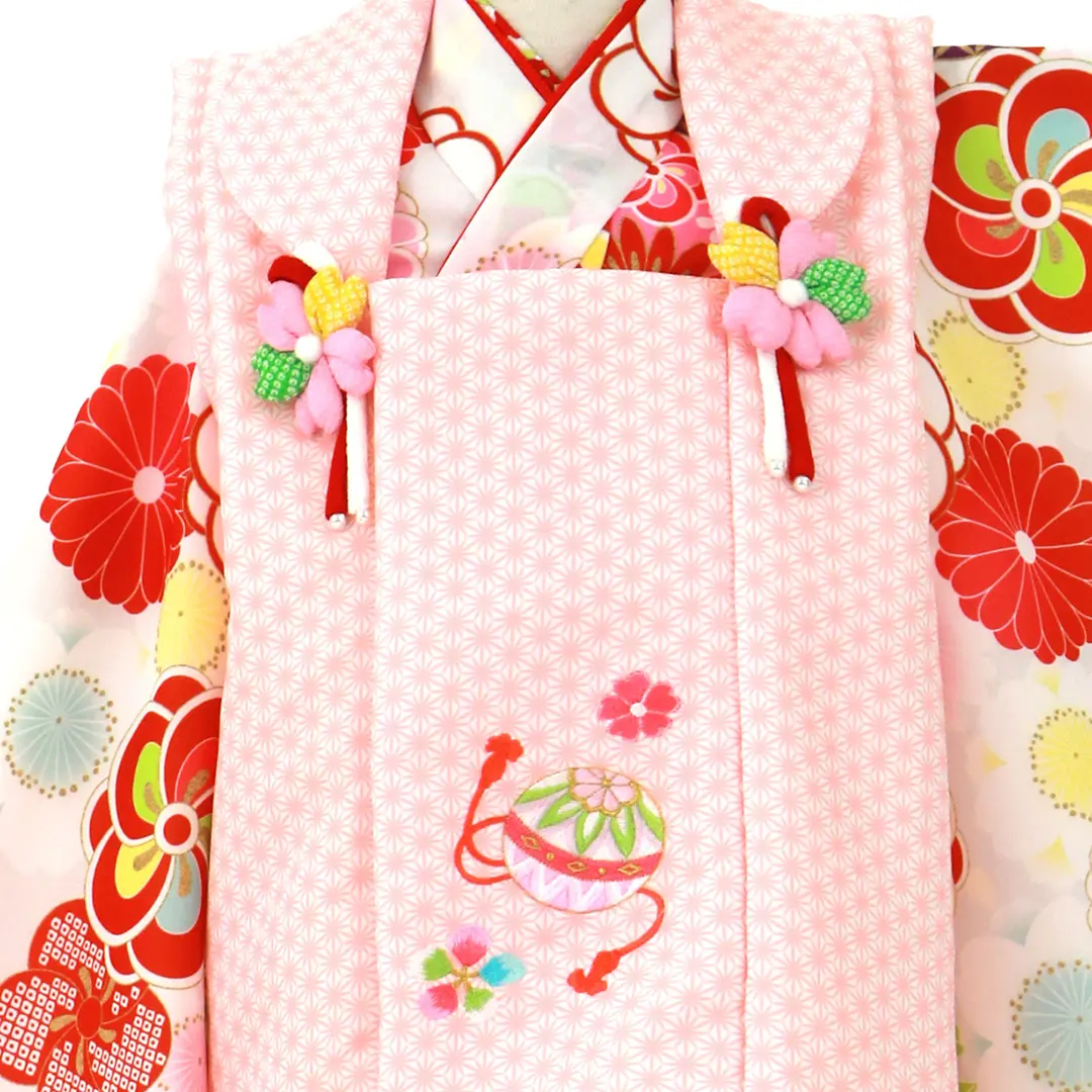 白地にねじ梅と桜、鞠の着物、ピンクの麻の葉の被布コートセット／七五三・三歳女の子／被布詳細