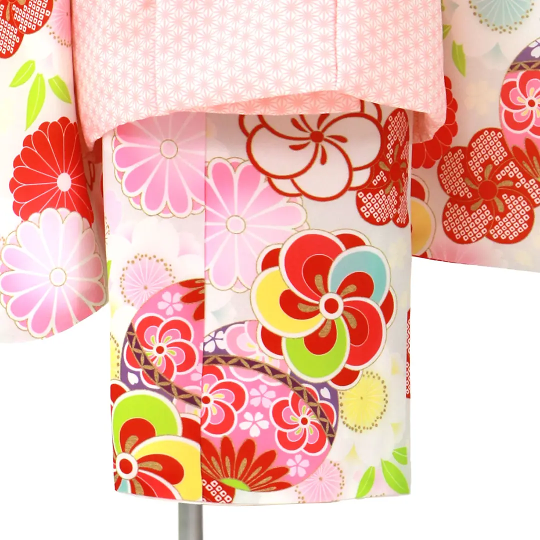 白地にねじ梅と桜、鞠の着物、ピンクの麻の葉の被布コートセット／七五三・三歳女の子／裾