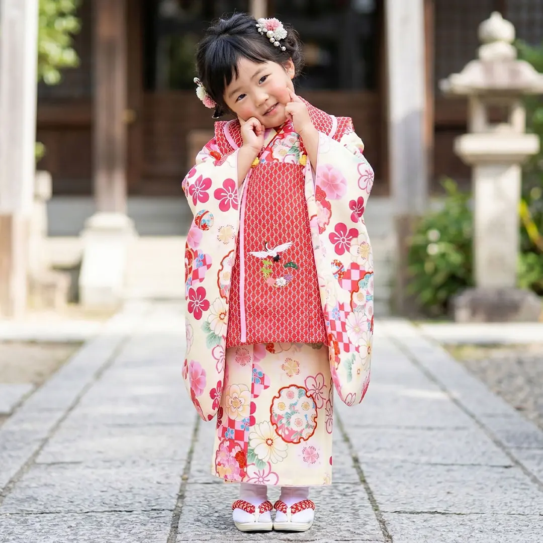 クリーム地に市松の雲、赤とピンクの被布コートセット／七五三・三歳女の子／着用イメージ