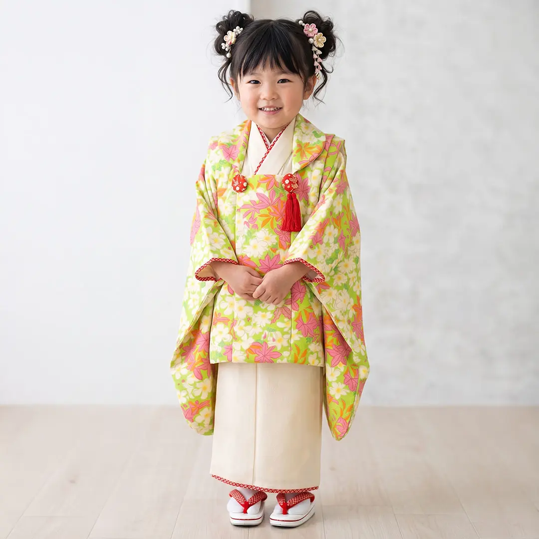 はいばら》クリームの着物、黄緑に桜や紅葉の被布コートセット／七五三