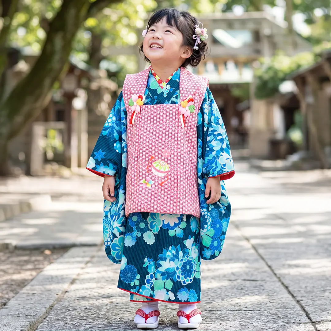 紺色の縞模様に菊や梅の着物、赤色の麻の葉模様の被布コートセット／七五三・三歳女の子／着用イメージ
