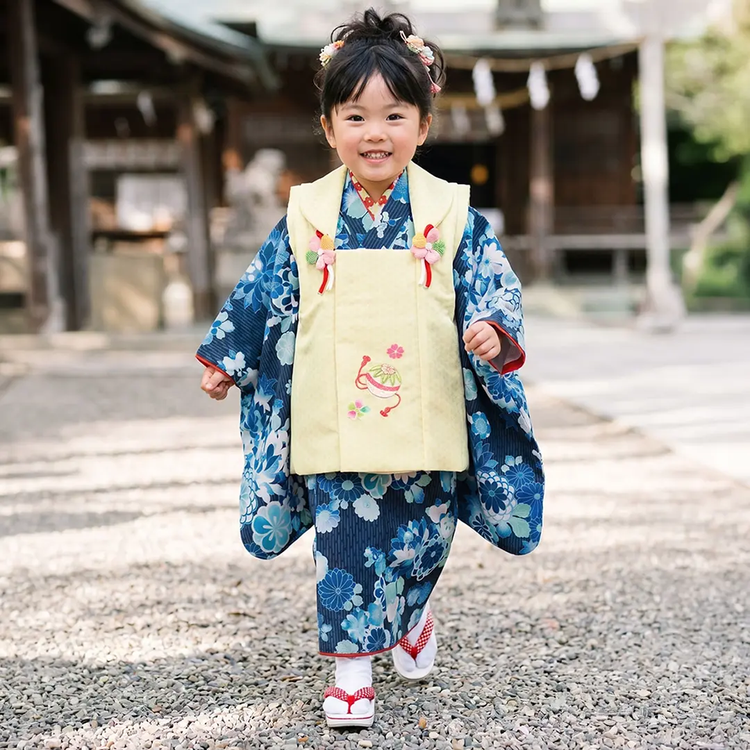 紺色の縞模様に菊や梅の着物、黄色の麻の葉模様の被布コートセット／七五三・三歳女の子／着用イメージ