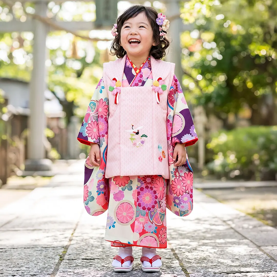 クリーム地に花紋と風車の着物、ピンクの菊菱の被布コートセット／七五三・三歳女の子／着用イメージ