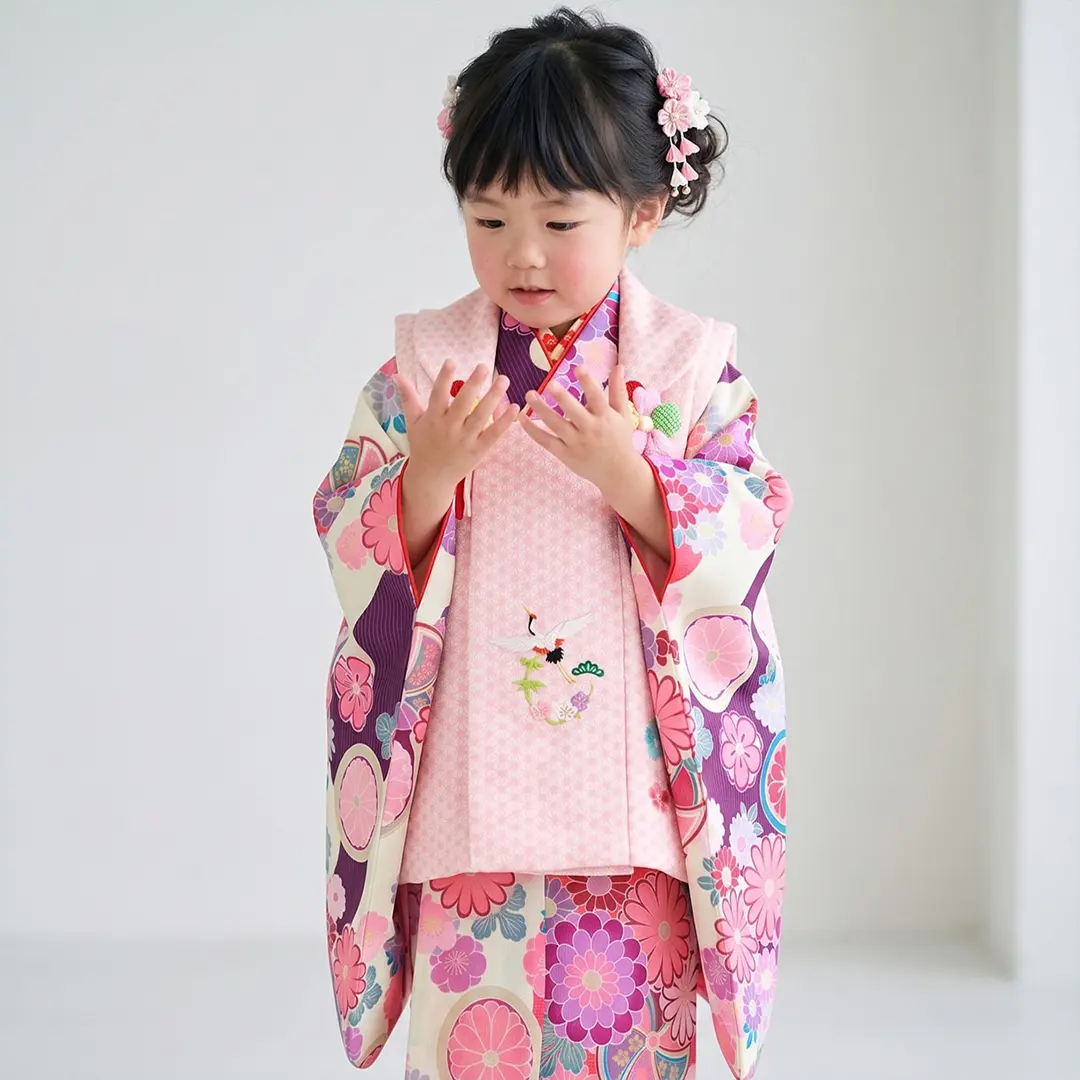 クリーム地に花紋と風車の着物、ピンクの麻の葉の被布コートセット／七五三・三歳女の子