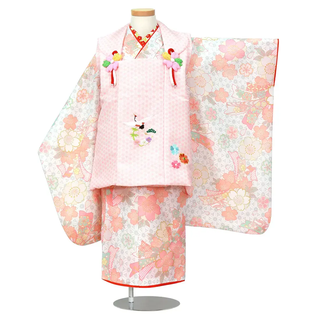 白地にピンクの桜と束ね熨斗の着物、ピンクの麻の葉被布コートセット／七五三・三歳女の子／正面