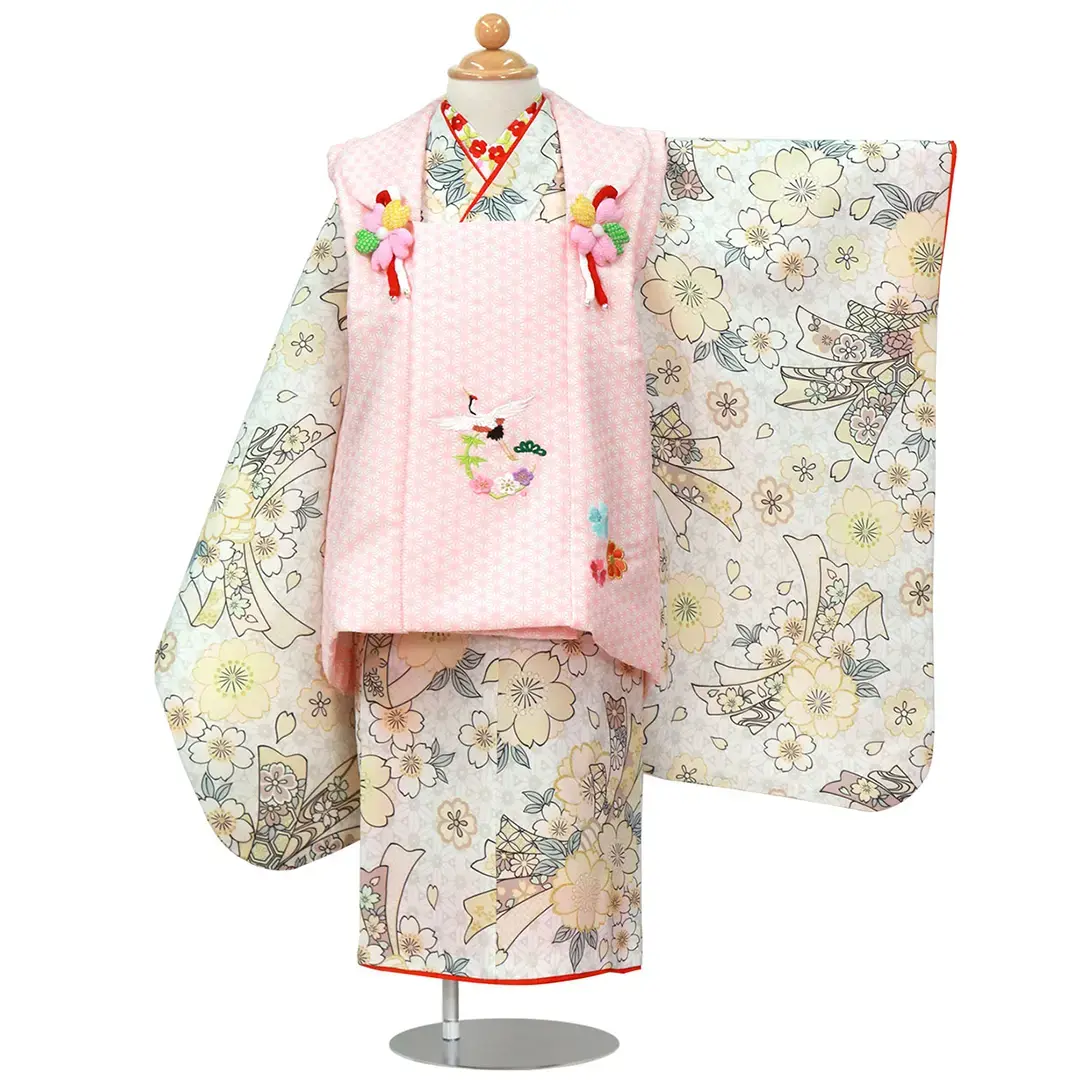 白地にアイボリーの桜と束ね熨斗の着物、ピンクの麻の葉被布コートセット／七五三・三歳女の子／正面