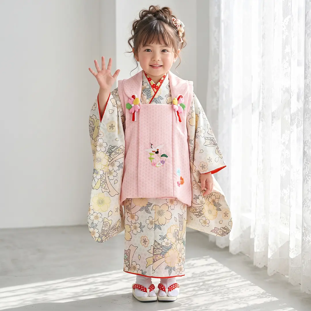 白地にアイボリーの桜と束ね熨斗の着物、ピンクの麻の葉被布コートセット／七五三・三歳女の子／着用イメージ
