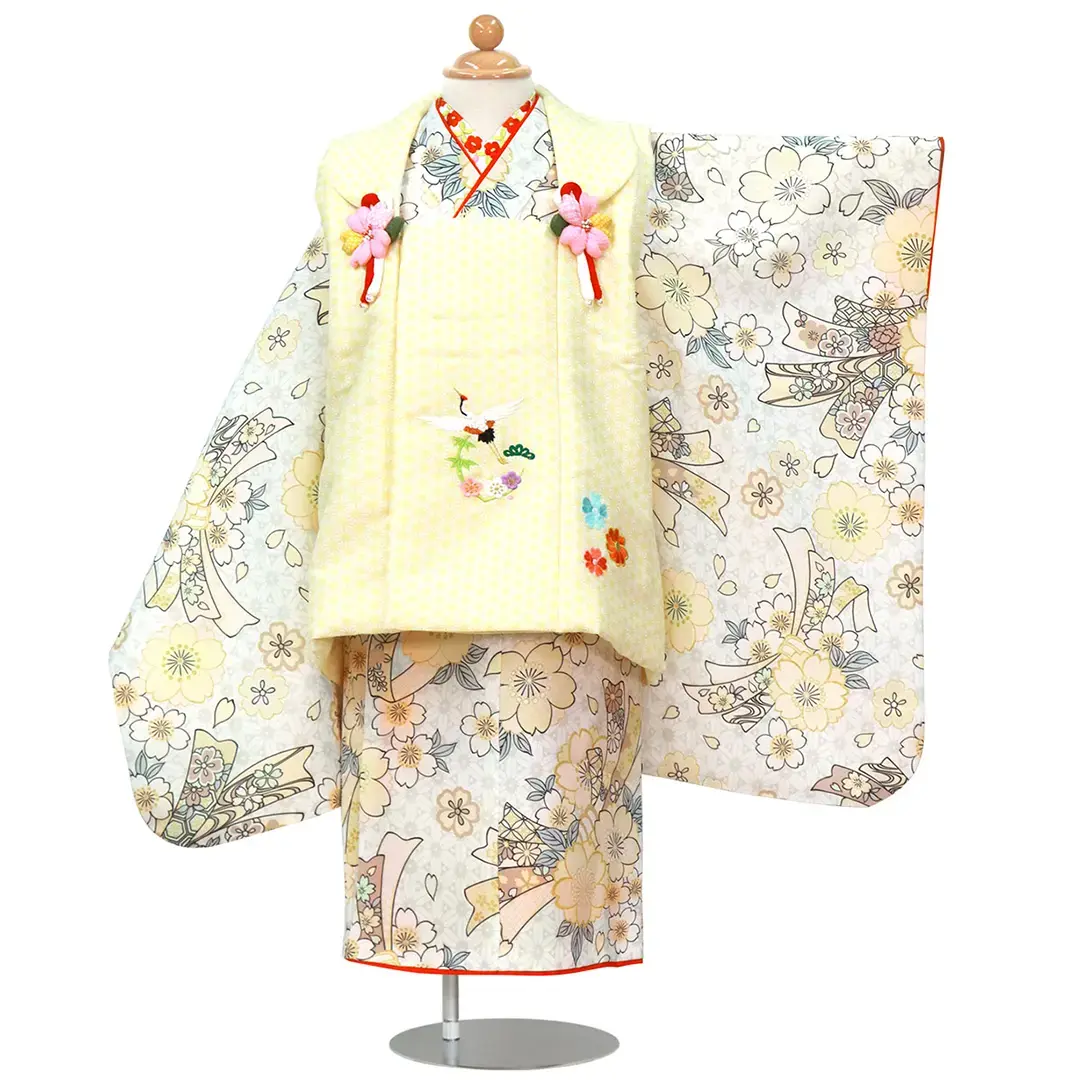 白地にアイボリーの桜と束ね熨斗の着物、黄色の麻の葉被布コートセット／七五三・三歳女の子／正面