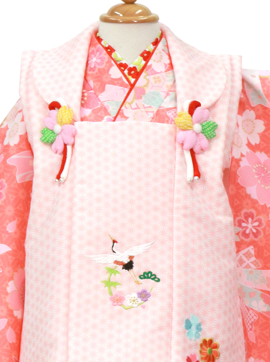 ピンク地に薄ピンクの桜と束ね熨斗の着物、ピンク色の麻の葉被布