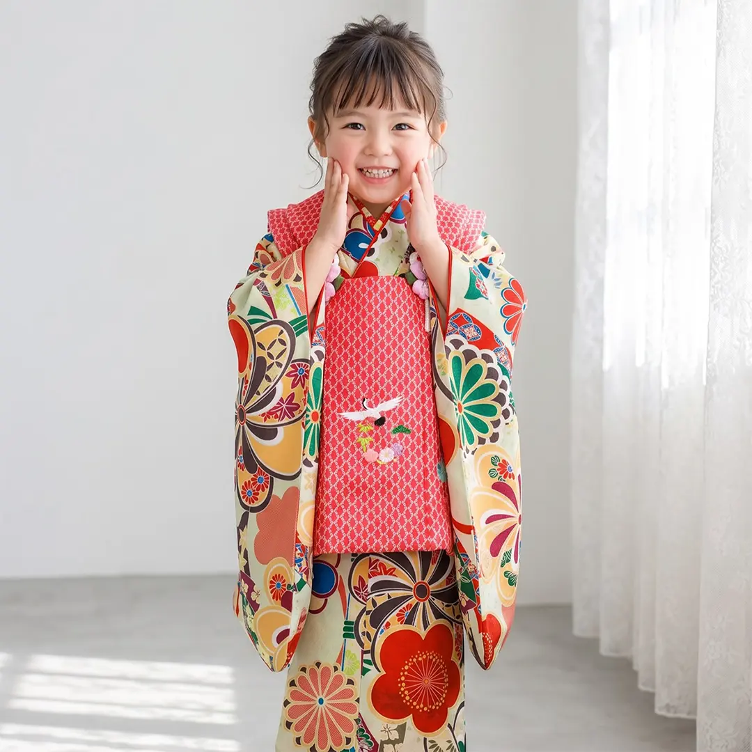クリーム地に黄色のねじり菊と梅、赤の菱被布コートセット／七五三・三歳女の子／着用イメージ