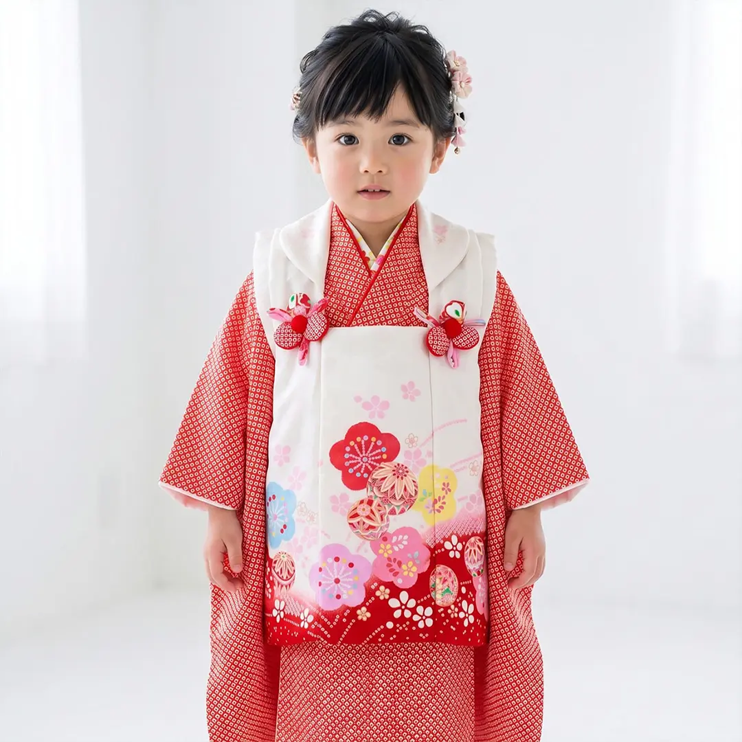 赤地の総疋田に鞠と桜の白の被布コートセット／七五三・三歳女の子／着用イメージ