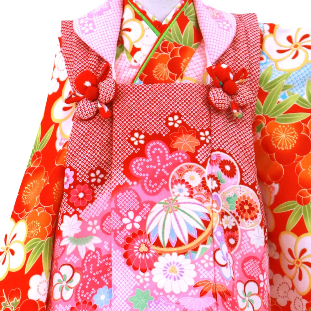 朱赤地に雪輪と梅の着物、赤とピンクの疋田の被布コートセット／七五三