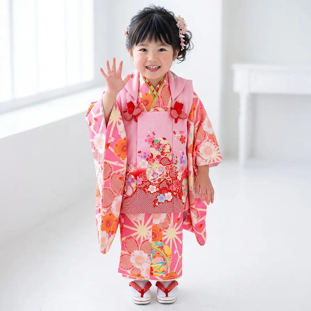 ピンクの麻の葉に桜づくし、ピンクと赤の被布コートセット／七五三・三歳女の子／着用イメージ