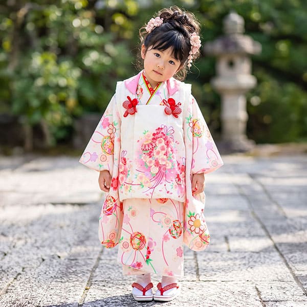 白地に花と鞠、桜と鈴の被布コートセット／七五三・三歳女の子* | 宅配