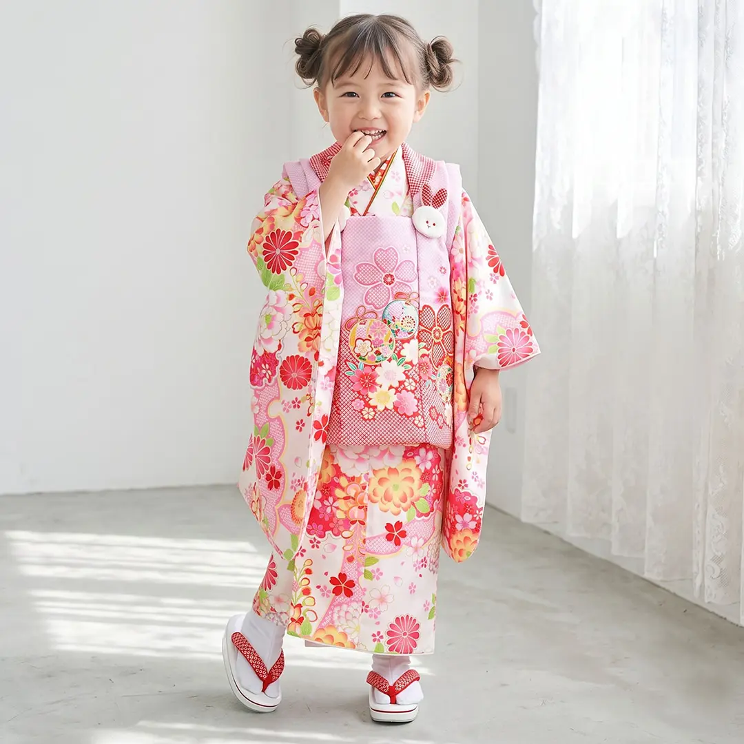白地に牡丹と雪輪、疋田に桜と鈴の被布コートセット／七五三・三歳女の子／着用イメージ