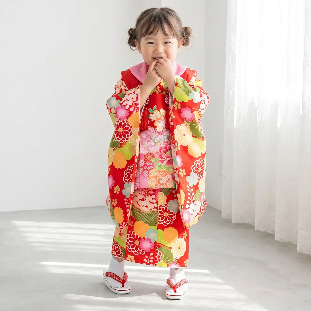赤地に藤と菊、赤の被布コートセット／七五三・三歳女の子／着用イメージ