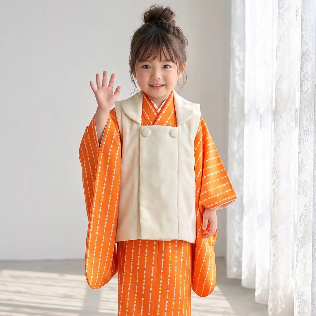 オレンジ地に縞模様、白の被布コートセット／七五三・三歳女の子／着用イメージ