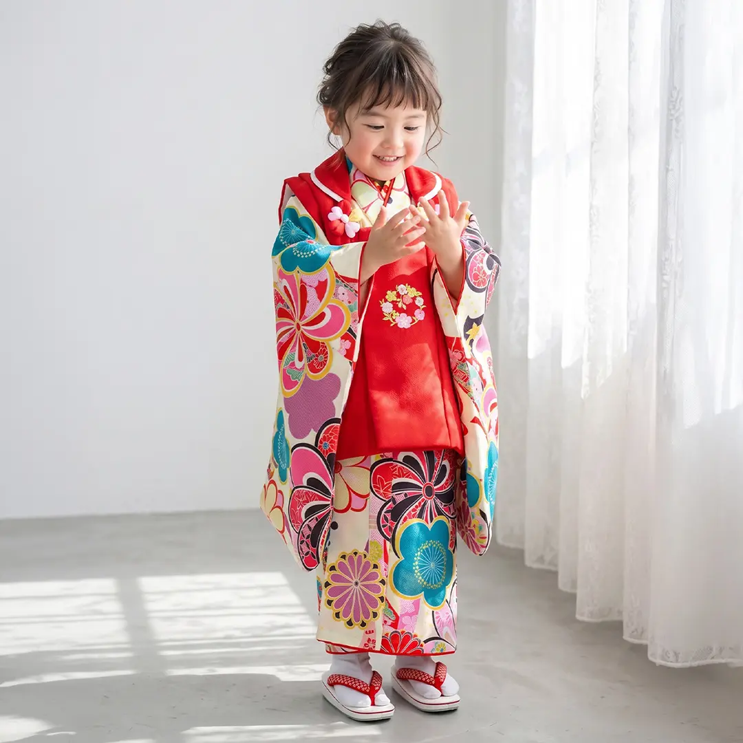 クリーム地にねじり菊と梅、赤の被布コートセット／七五三・三歳女の子／着用イメージ