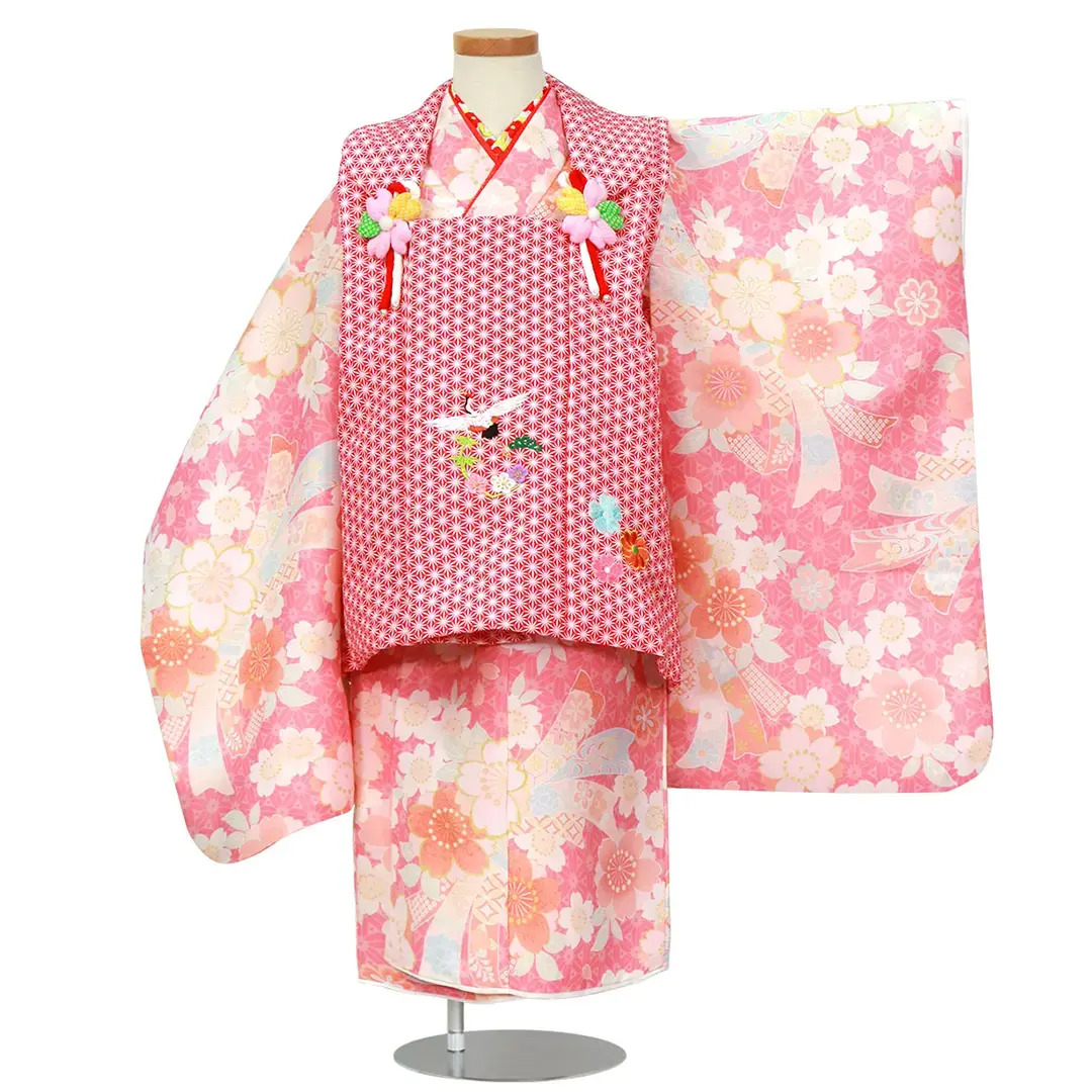 サーモンピンクの桜と束ね熨斗の着物、赤い被布コートセット／七五三・三歳女の子／正面