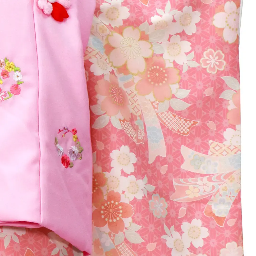 サーモンピンクの桜と束ね熨斗の着物、ピンクの被布コートセット／七五三・三歳女の子／袖