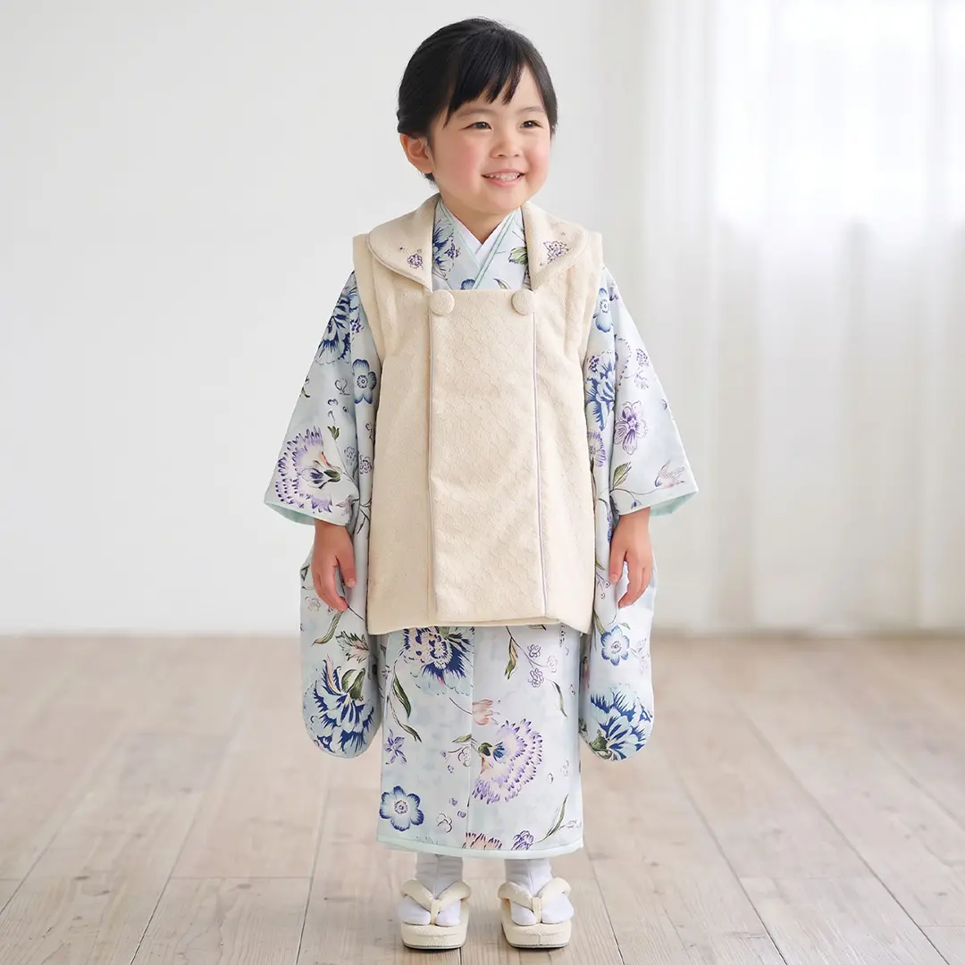 《JILLSTUART》ライトブルー地に青いカーネーションの被布コートセット／七五三・三歳女の子／着用イメージ