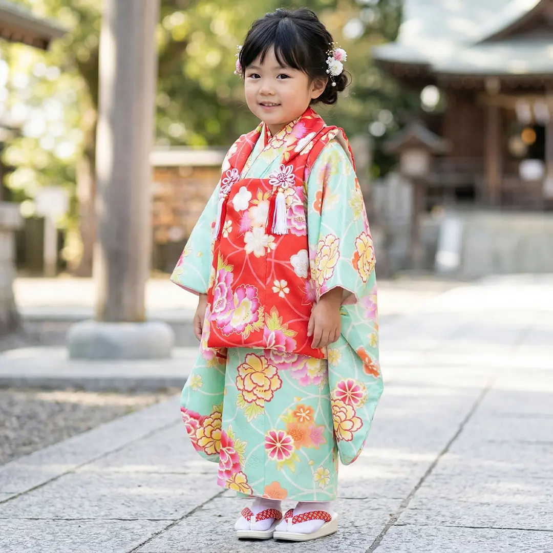 アイスグリーンに牡丹の着物、赤地に牡丹の被布コートセット／七五三・三歳女の子