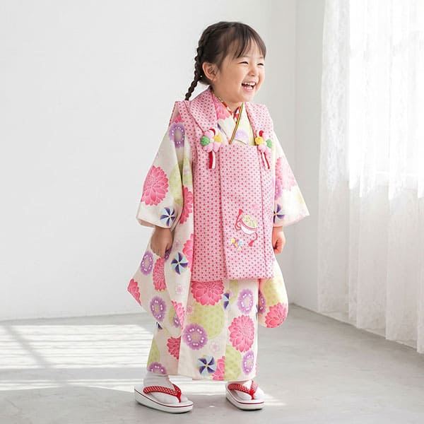 アイボリー地にダリアと風車の着物、赤地の麻の葉の被布コートセット／七五三・三歳女の子