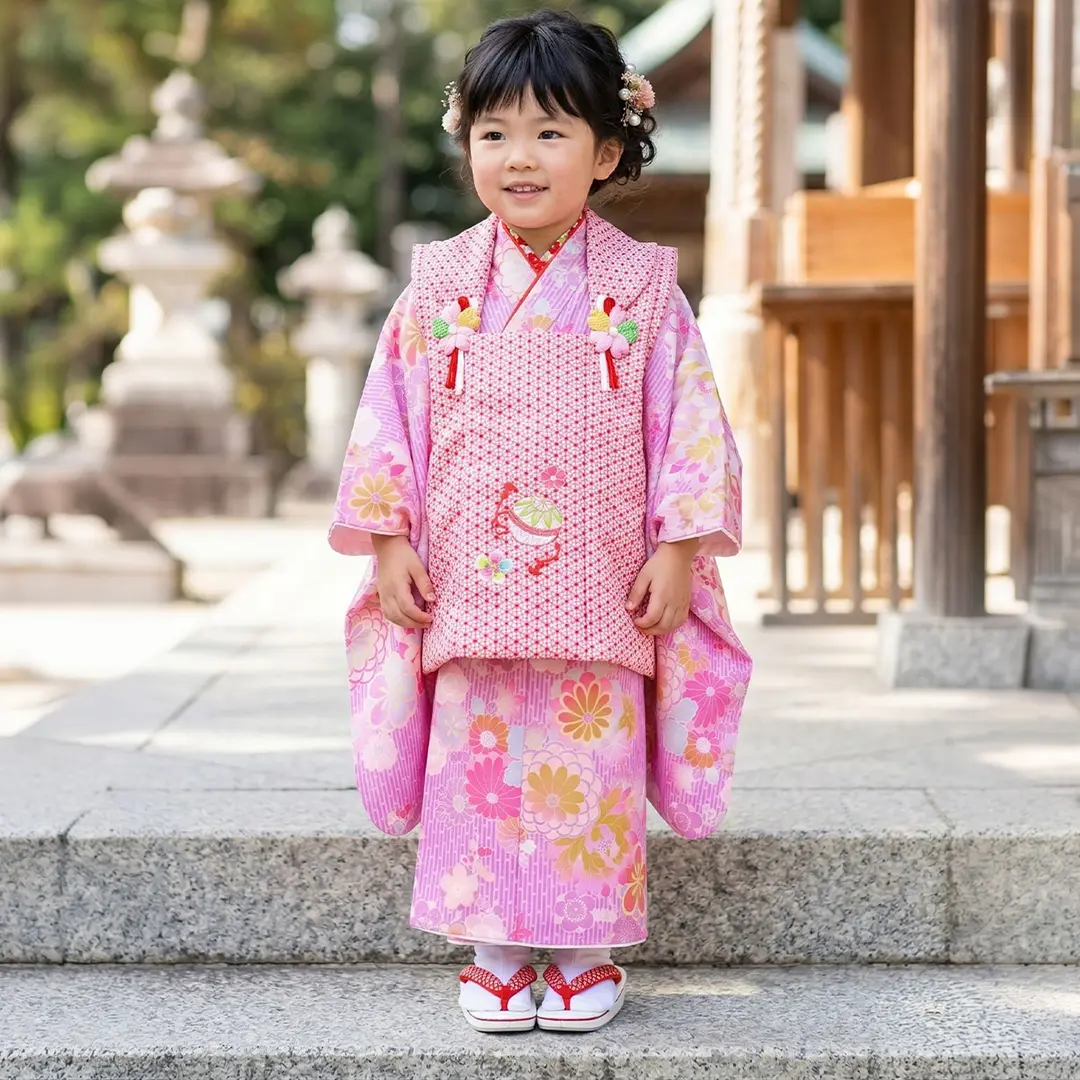 紫のストライプに百花の着物、赤地の麻の葉の被布コートセット／七五三・三歳女の子／着用イメージ