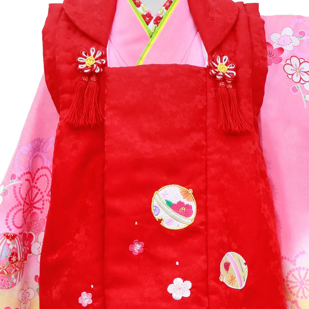 七五三着物レンタル／ピンクに鞠と梅の着物、赤の被布コートセット／三