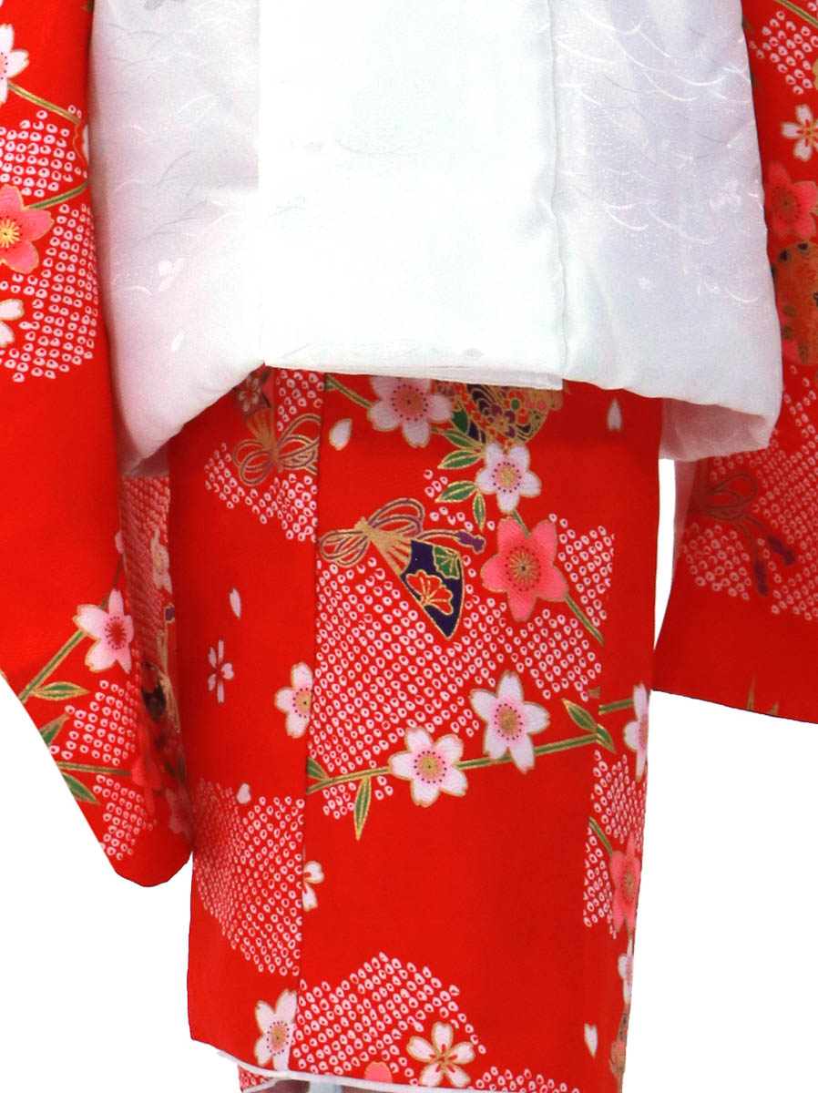 赤地に雲取と枝垂れ桜の着物、白の被布コートセット／七五三・三歳女の子／裾