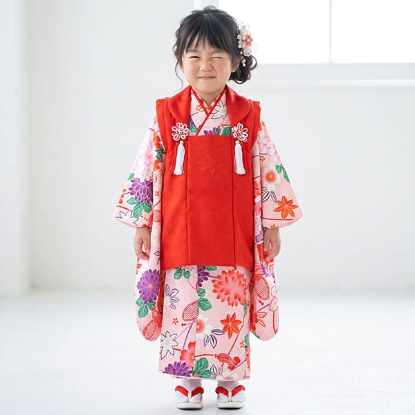 七五三着物レンタル／ピンク地に桜と菊、扇の着物、赤の被布コート