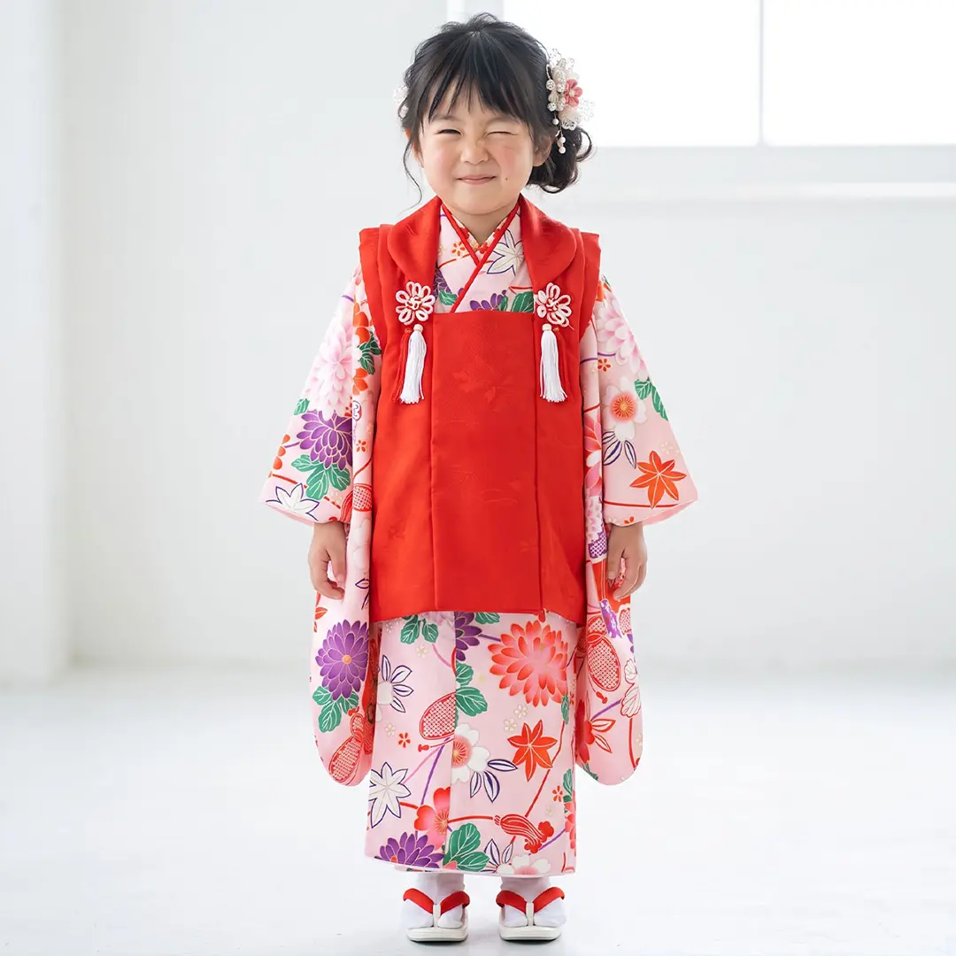 ピンク地に桜と菊、扇の着物、赤の被布コートセット／七五三・三歳女の子／着用イメージ