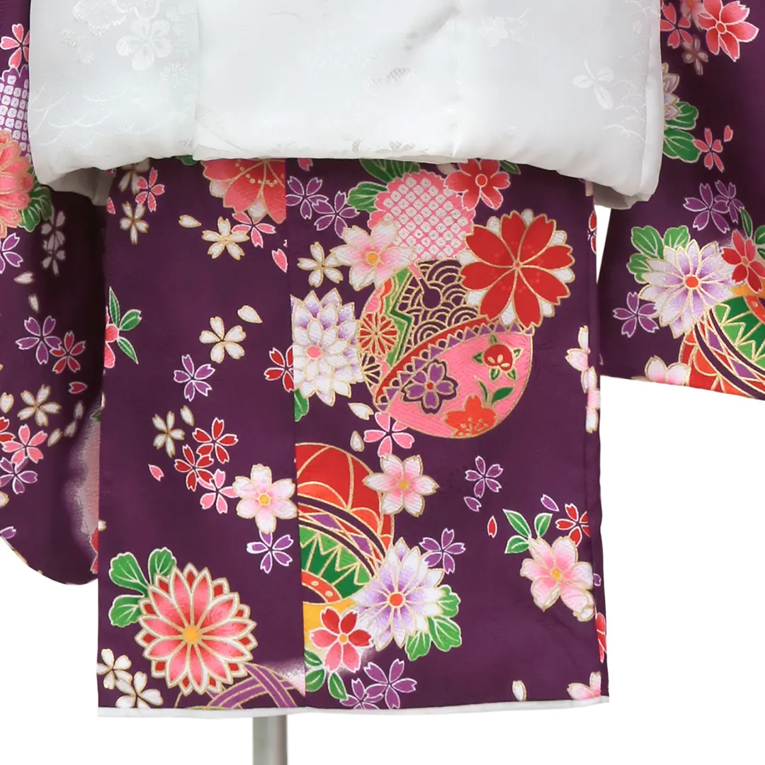濃い紫に鞠と桜の着物、白無地の被布コートセット／七五三・三歳