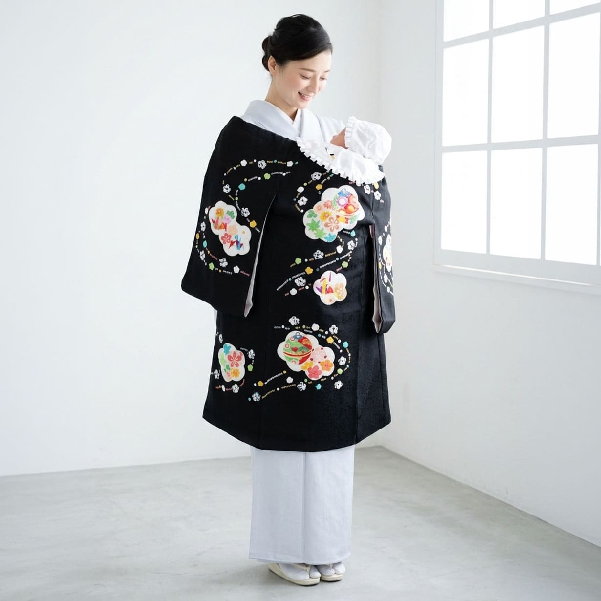 【新品】お宮参り用　掛け着　黒地に華やかな絵柄の着物　お祝い着 お宮参り産着レンタル／黒地に花柄、うさぎの祝い着／女児 | お宮参り