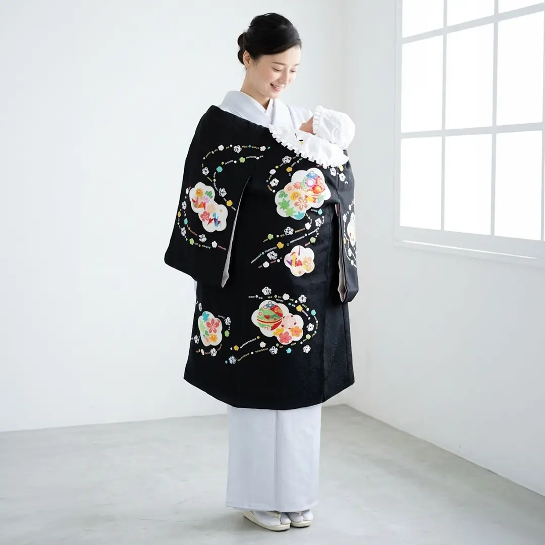 お宮参り産着／黒地に鈴と折り鶴の祝い着／女児／着用イメージ