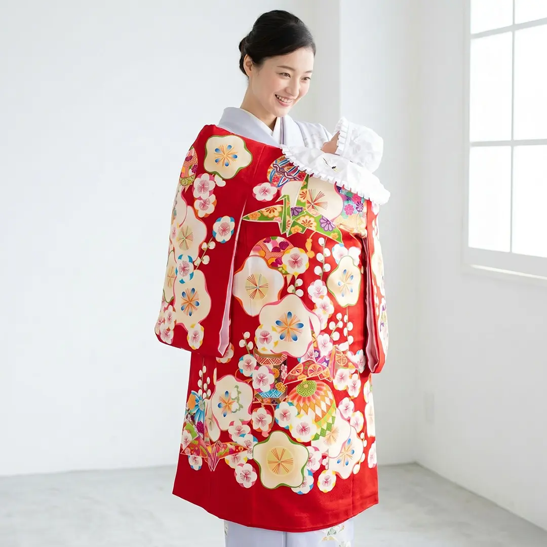 お宮参り産着／《芸艸堂》 赤地に梅とおりづるの祝い着／女児（ポリエステル）／着用イメージ