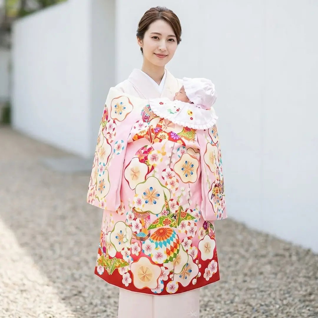 お宮参り産着／《芸艸堂》ピンクに梅とおりづるの祝い着／女児（ポリエステル）／着用イメージ